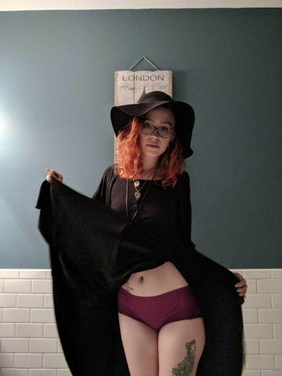 Грудастая рыжая красотка демонстрирует свои прелести