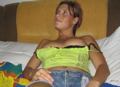 Развратная блондиночка удовлетворяет парня минетом и рукой