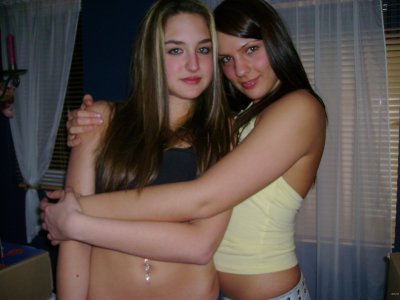 Развратная красотка шокирует подружку своим обнаженным телом