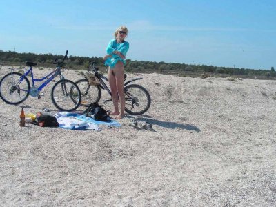 Блондинка демонстрирует свой пушистый лобок и радует глаз!