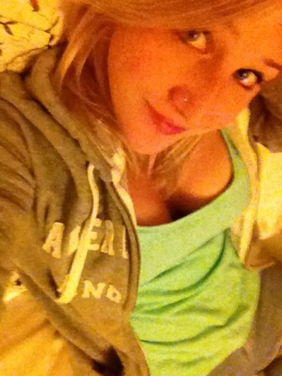 Развратная блондинка умело сосет хер парню