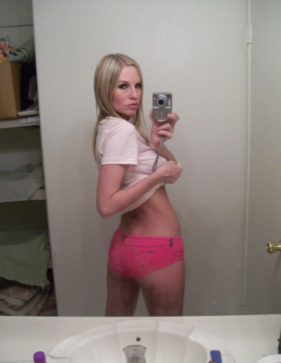 Развратная блондинка и отражение - пикантное сочетание!