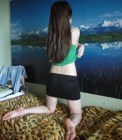 Шаловливая сестренка Ленки демонстрирует свою интимную зону вблизи