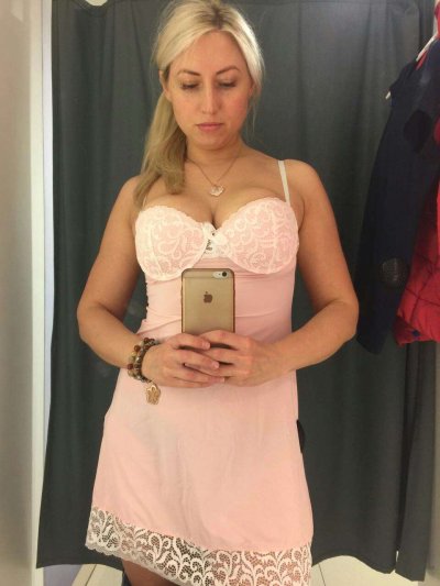 Грудастая барби показывает свою киску