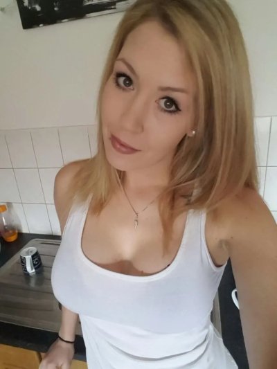 Сексуальная блондинка позирует голышом на камеру, развлекаясь