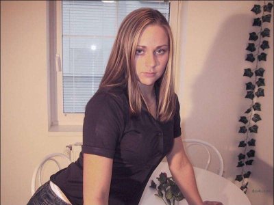 Развратная красотка демонстрирует интимные места