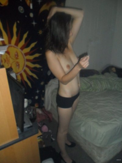 Интимные снимки юной супруги в домашней обстановке