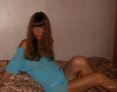 Жена демонстрирует свои интимные уголки на камеру в домашней обстановке.