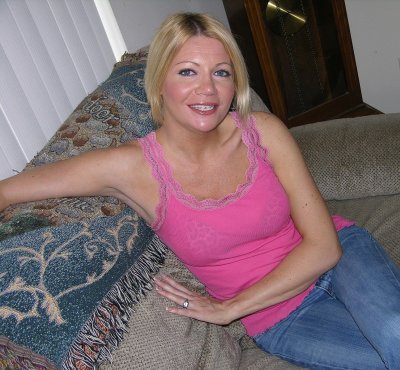 Сисястая блондинка раскрывает свои прелести