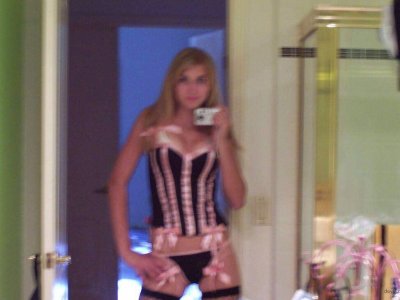 Незабываемое селфи привлекательной блондинки в интимной обстановке