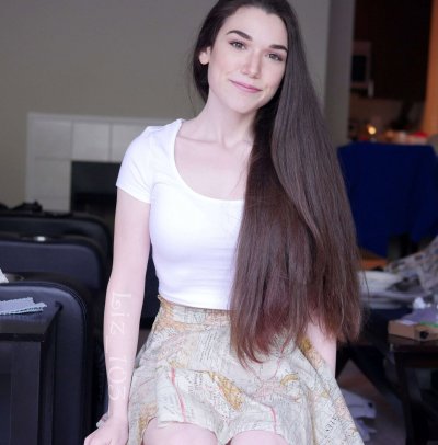 Обожает засовывать пальчики в свое анальное отверстие