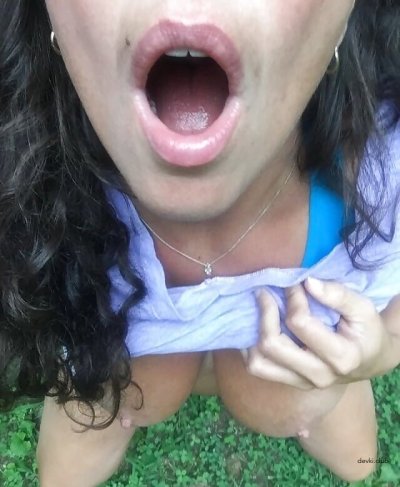 Красотка с обворожительной грудью и соблазнительным ротиком.