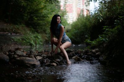 Интимный снимок девушки на свежем воздухе: красота и естественность