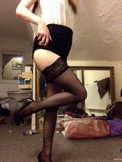 Девушка без трусиков в чулочках занимается анальным сексом