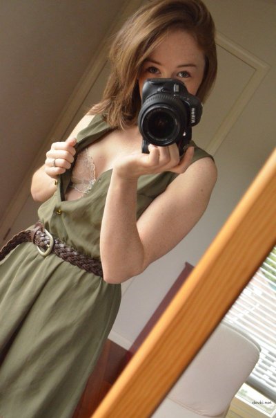 Обнаженная красавица в колготках перед отражением