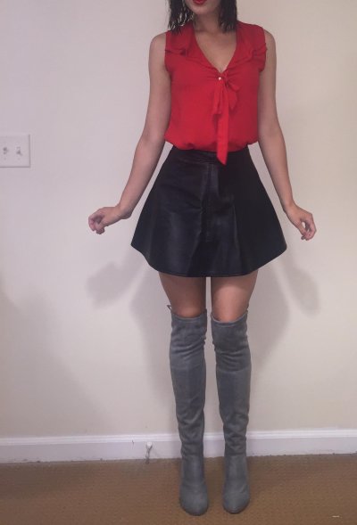 Малышка скрывает свои белье