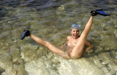 Сексуальная красотка в воде позирует без одежды, завораживая взглядом