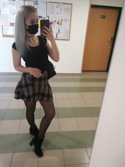 Интимное видео: милая девочка взбирается на стояк