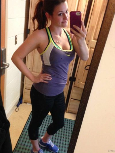 Красотка фоткает себя без верхней одежды