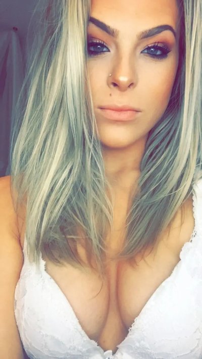 Сексуальная блондинка в отличной форме демонстрирует свои прелести