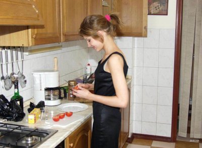 Раздевшись полностью после ужина: горячие сцены!