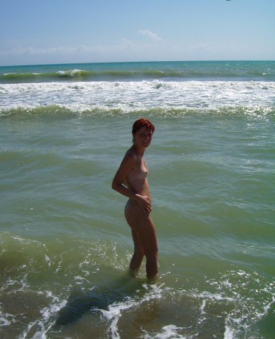 Огненная красавица без трусов на пляже