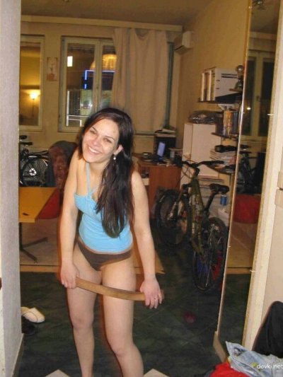 Трахает шлюху и тыкает палец в попку