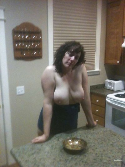 Дамочка демонстрирует свою голую киску на интимных снимках