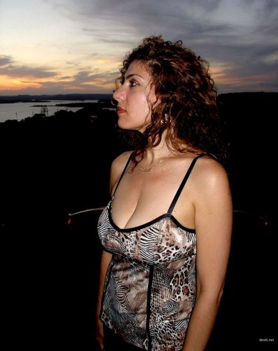 Сексуальная красотка с обильным бюстом в действии