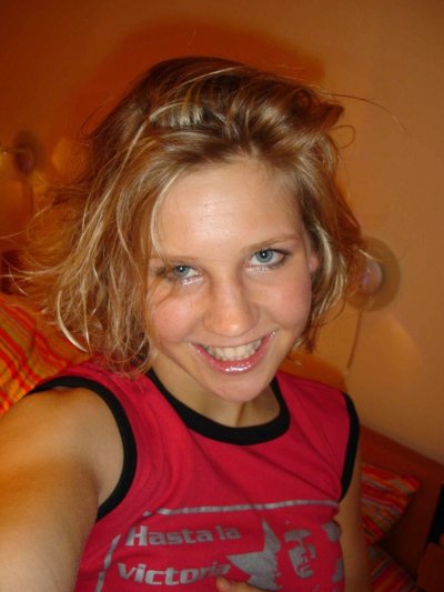 Развратная блондинка шалит с интимным аксессуаром