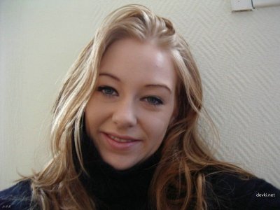 Рыжая красотка делает минет своему парню