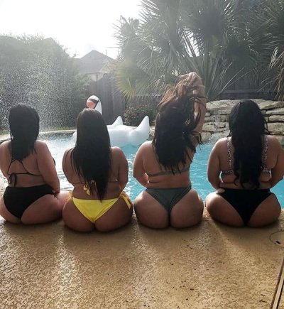 Курвы расслабляются в бассейне