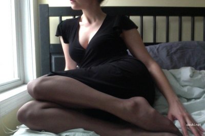 Горячая красотка в сексуальном наряде и чулках показывает все перед объективом