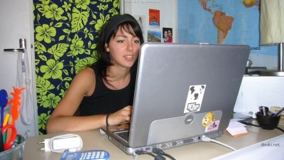 Жгучая барышня с рабочими отверстиями – готова к действию!