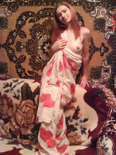 Милашка демонстрирует свои формы перед своим возлюбленным