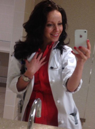 Горячая темноволосая красотка раздевается до гола