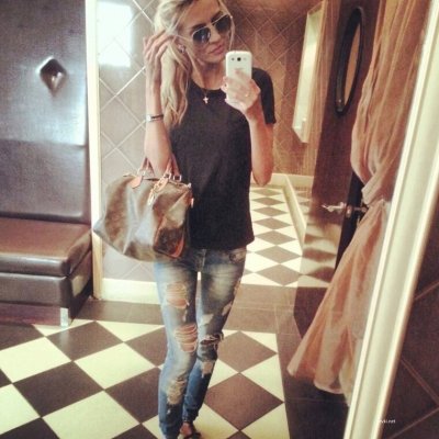 Сексапильная брюнетка демонстрирует свои прелести.