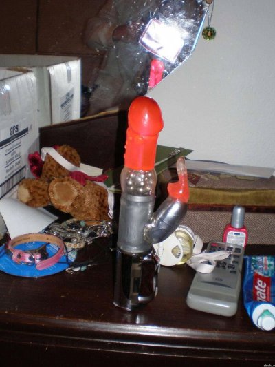 Интимные моменты с брюнеткой в уютной обстановке дома