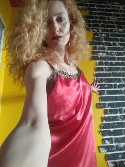 Показала свою голую красоту без нижнего белья