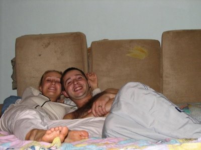 Студентка села на член своего парня и позировала перед камерой, снимая любительские фотографии.