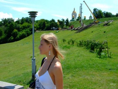 Шикарная крошка из столицы раздевается и показывает свое тело на улице