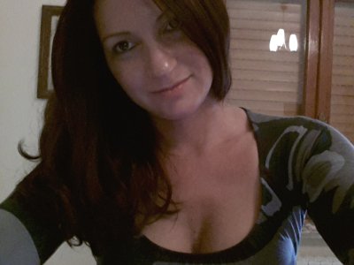 Горячая мамочка поглаживает свою киску пальчиками