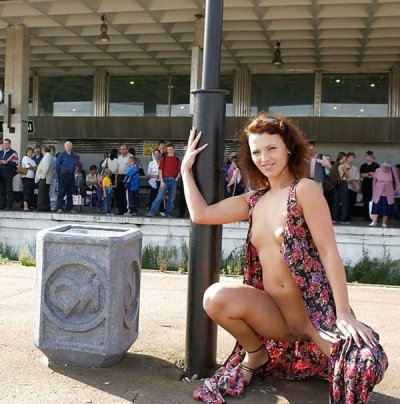 Привлекательная девушка показала свою кожу на вокзале