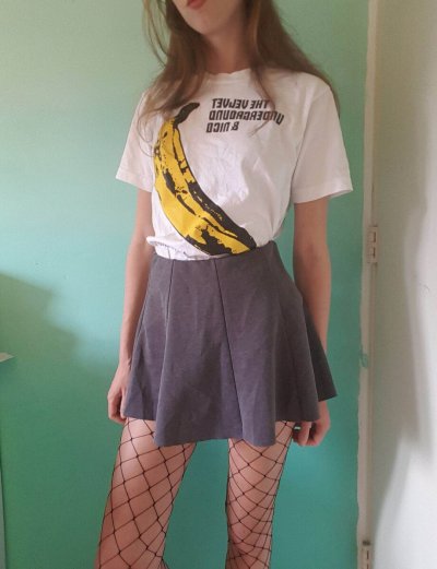 Стройная милашка демонстрирует свою интимную зону