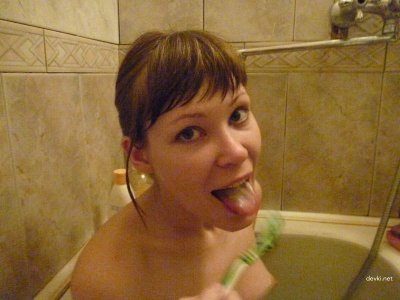 Молодая красотка ухаживает за собой в ванной комнате