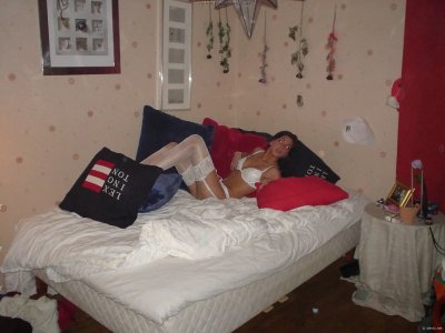 Горячая шатенка на частных снимках показывает свои прелести