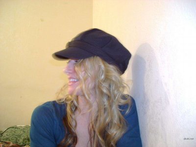 Голая красотка provocatively позирует перед камерой