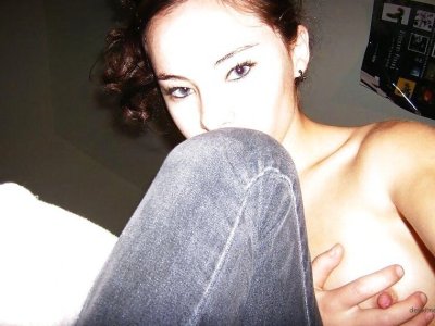 Девушка делает селфи: откровенный контент для взрослых