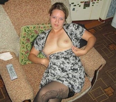 Горячая красотка без наряда позирует в уютной обстановке дома