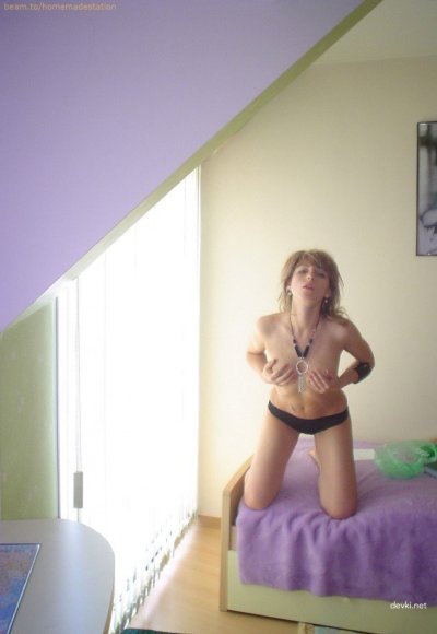 Обнаженная красотка в своей квартире